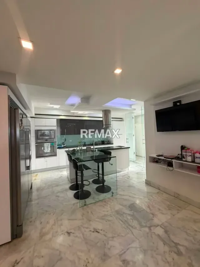 Apartamento moderno en venta en el Este de Barquisimeto, Res. París - 3