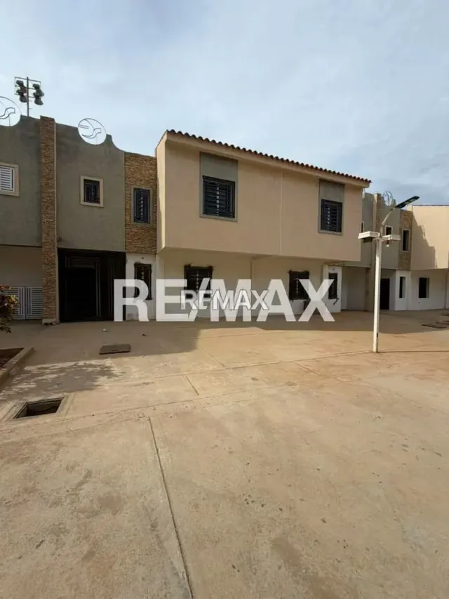 DISPONIBLE DOS TOWNHOUSE EN VENTA OBRA GRIS AVENIDA GOAJIRA VILLA TARASQUE MARACAIBO