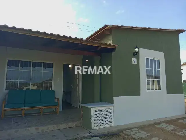 Casa en alquiler en Altos de Maneiro, Conjunto Residencial Villa Carmen.