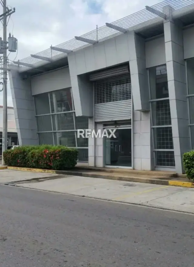 Mega Local Comercial en la Av. Intercomunal