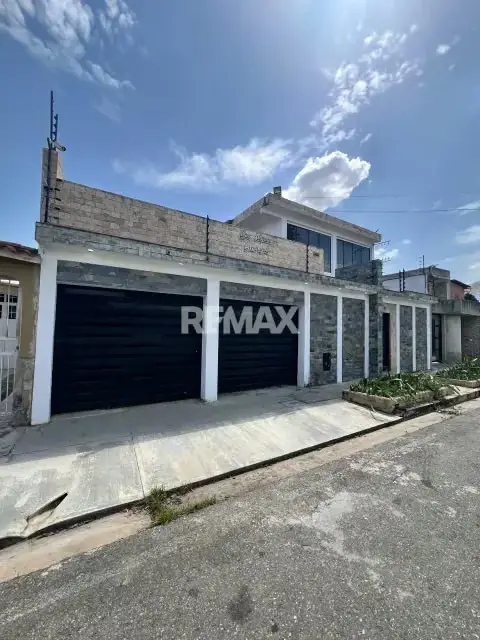 SE VENDE AMPLIA CASA CON PISCINA EN EL MORRO SAN DIEGO