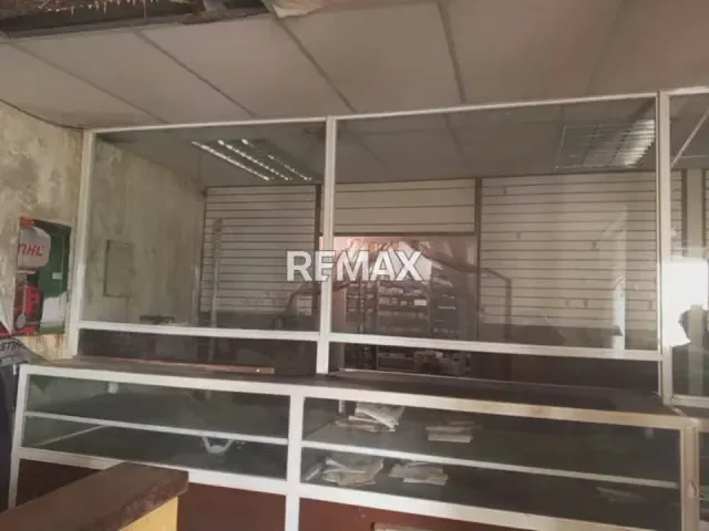Local en venta en la Avenida 16 Sector Delicias, excelente ubicación, Maracaibo - 2