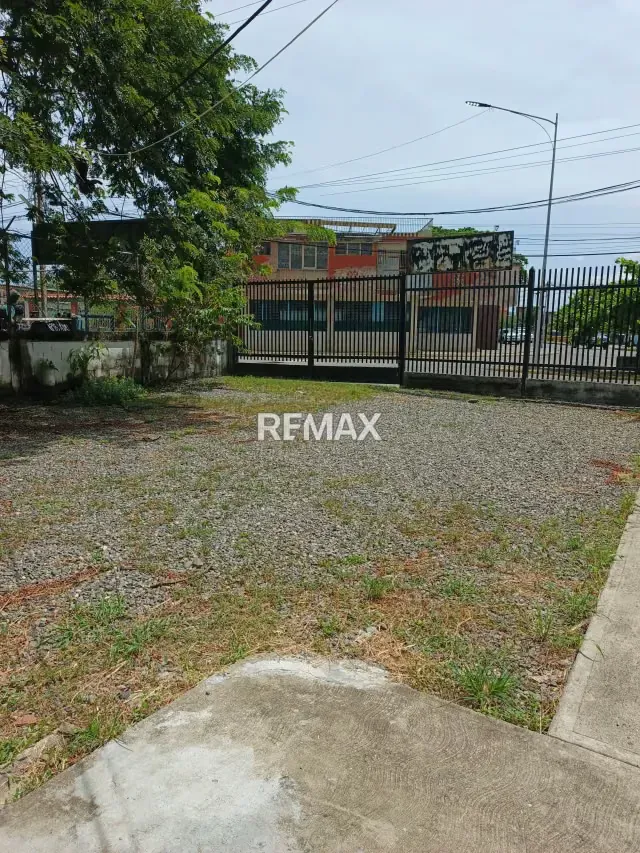 En Venta Casa con Local Comercial con amplio Terreno propio ,ubicada en Guanare, Avenida Juan Fernandez de Leon, Primera Entrada Sector Sucre, Guanare, Portuguesa, Venezuela - 3