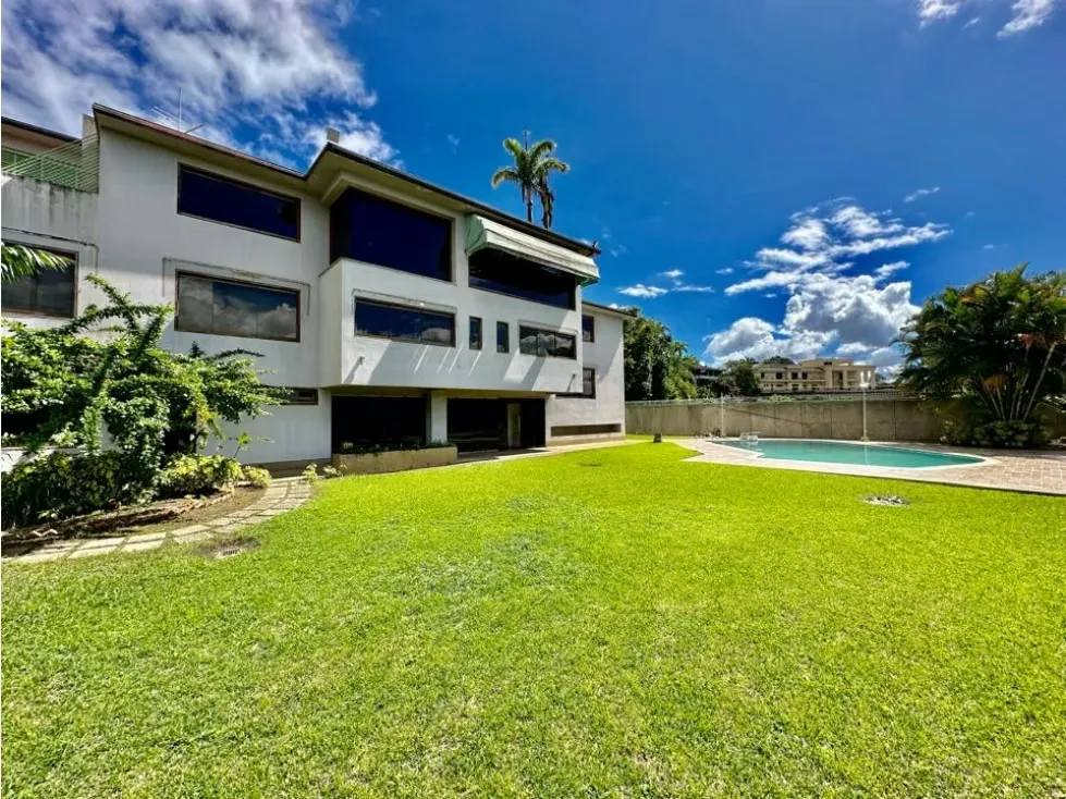Se vende casa 1.200m2 6h+s+2ch/10b/6p Cerro Verde - 26