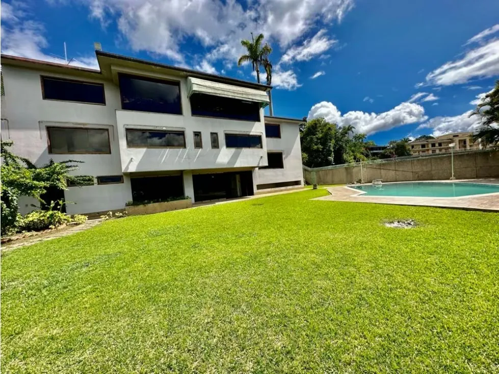 Se vende casa 1.200m2 6h+s+2ch/10b/6p Cerro Verde - 4