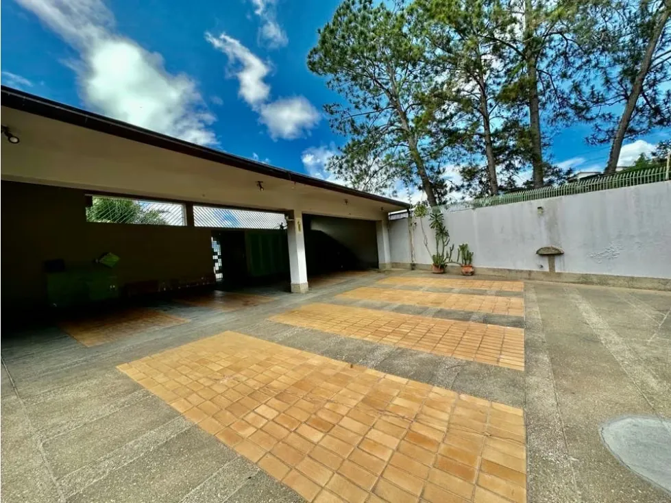 Se vende casa 1.200m2 6h+s+2ch/10b/6p Cerro Verde - 7