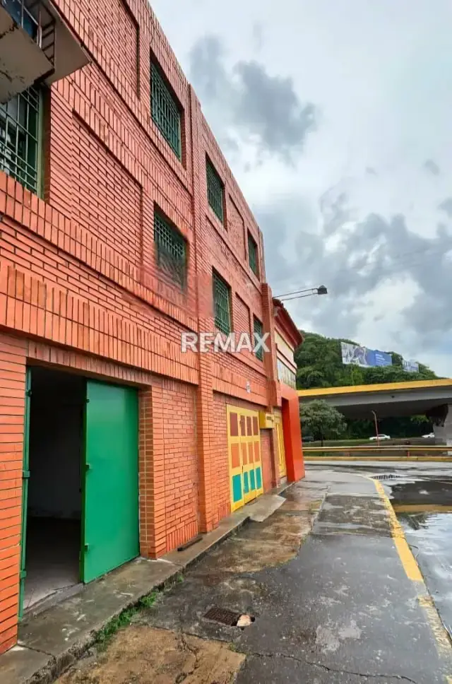 SE ALQUILA LOCAL COMERCIAL A PIE DE CALLE EN EL DISTRIBUIDOR SAN BLAS DE VALENCIA .