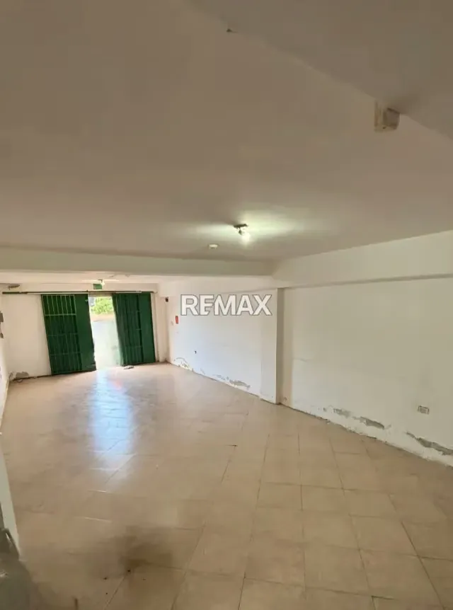 SE ALQUILA LOCAL COMERCIAL A PIE DE CALLE EN EL DISTRIBUIDOR SAN BLAS DE VALENCIA . - 2