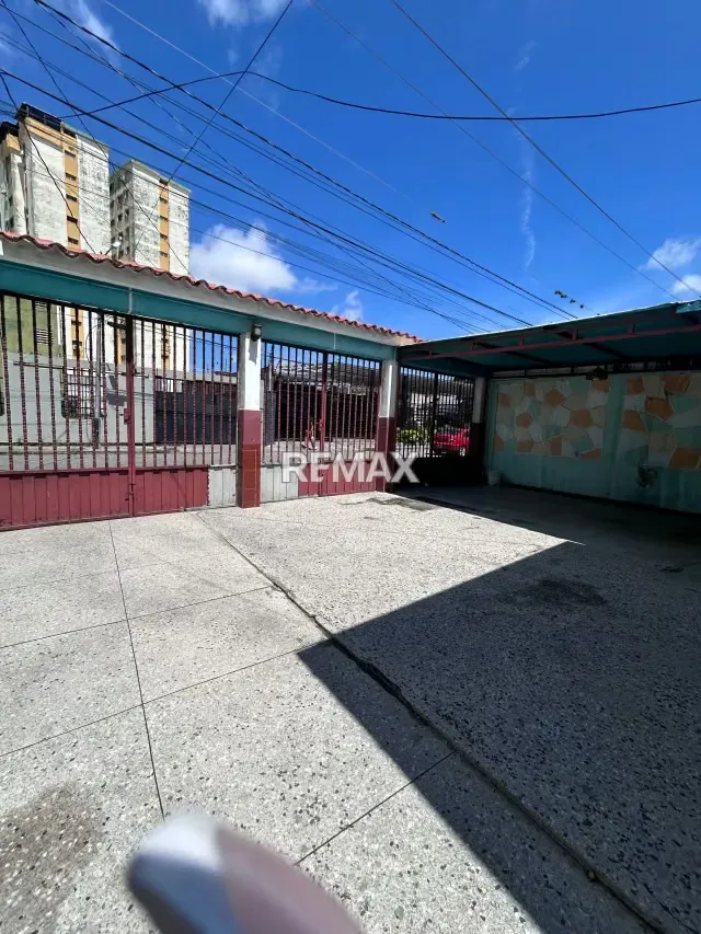 En Venta Amplia Casa en el centro de Barquisimeto ideal para fines comerciales - 2