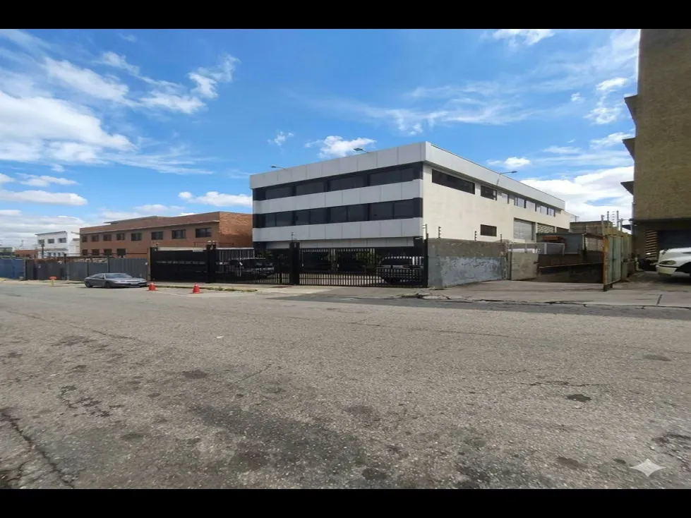 EDIFICIO INDUSTRIAL EN VENTA - URB. BOLEITA NORTE