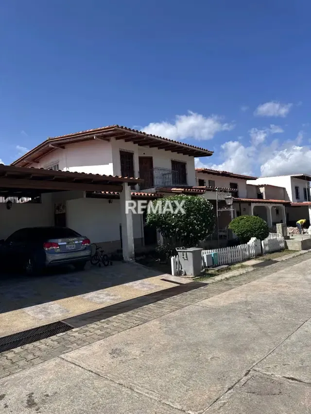 EN VENTA. CASA EN URB LA MANTUANA COUNTRY CLUB - 4