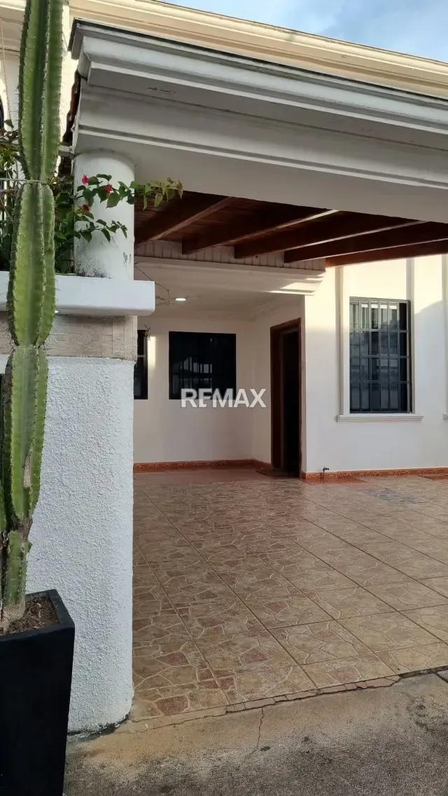 En Alquiler Casa en la Urbanización Doña Virginia, Pueblo Nuevo - 3