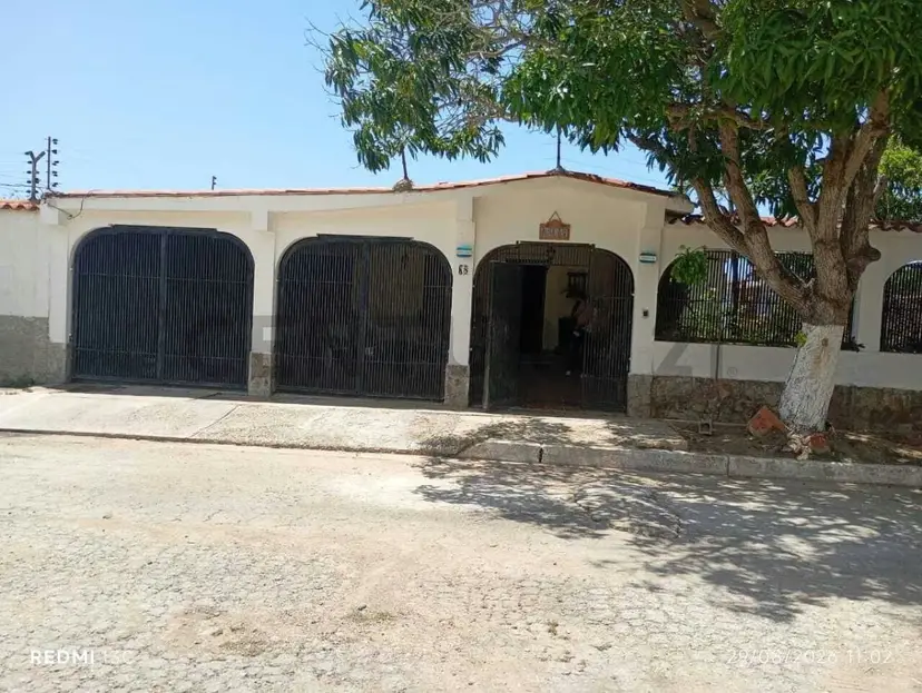 Casa Familiar con Piscina y Gran Reserva de Agua en Conjunto Privado, Porlamar