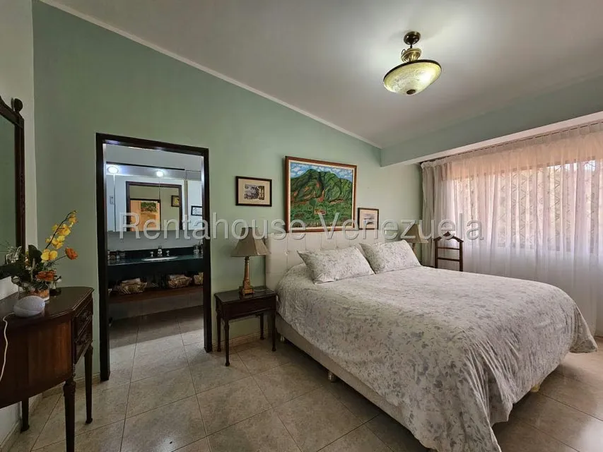 Casa (Multipes Niveles) en Venta en Colinas de Santa Monica, Distrito Metropolitano - 55