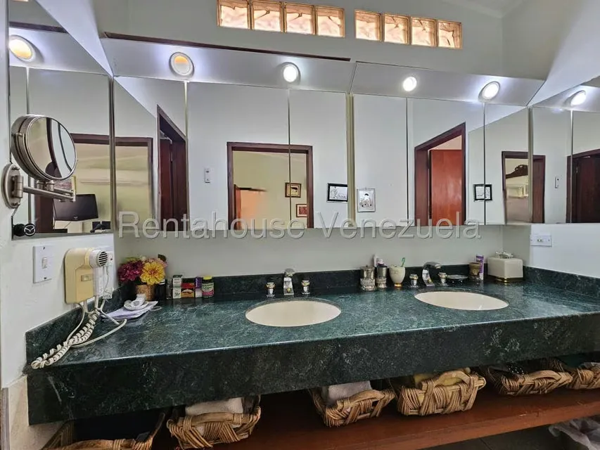 Casa (Multipes Niveles) en Venta en Colinas de Santa Monica, Distrito Metropolitano - 56