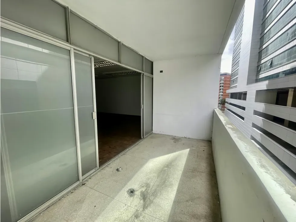Vendo/alquilo oficina para remodelar 117m2 Torre Roraima 9383 - 3