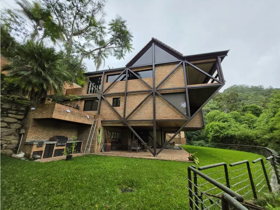 Se vende/alquila Casa 2.500m² 4h+2s/4b+2s/4p Oripoto