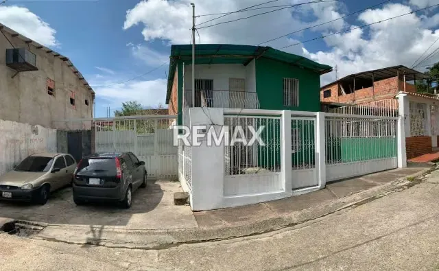 CASA BIFAMILIAR EN SAN JOSECITO