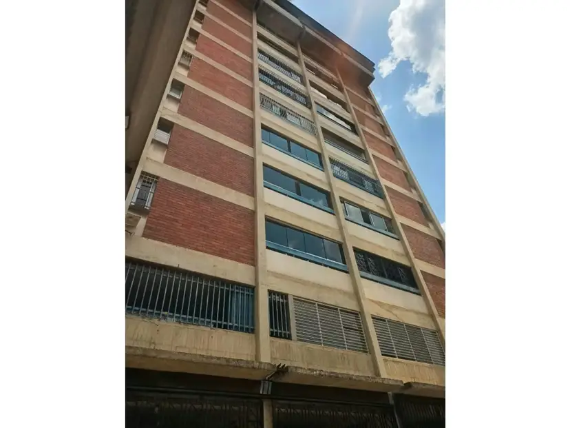Vendo penthouse 225m2 4h/3b/2p Los Chaguaramos 8901