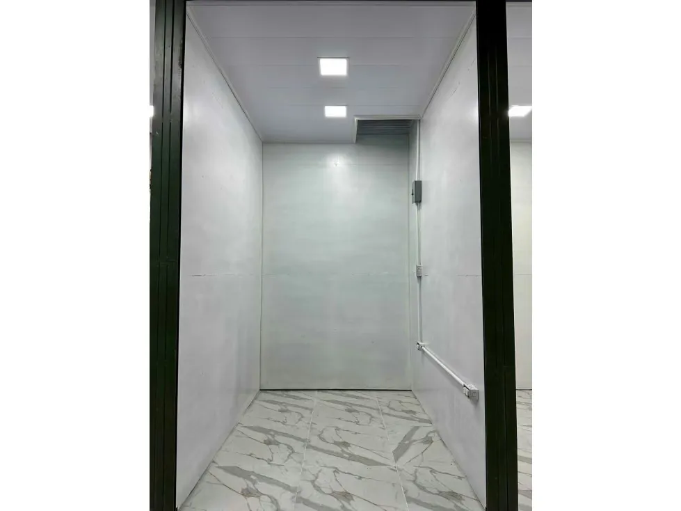 Alquilo local 3m2 Merpoeste Chacao 0676