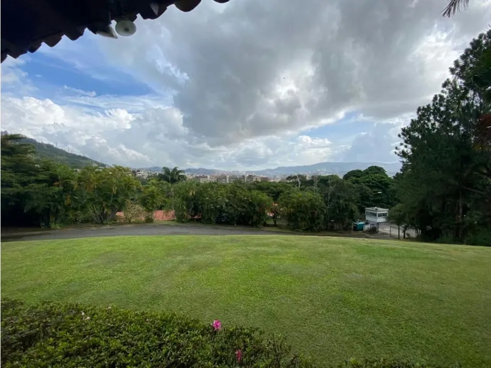 Se vende casa colonial + terreno Los Chorros 9.000m²