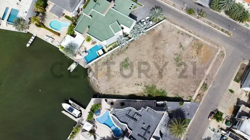 Parcela con canal en venta en el CR Las Villas en Lecheria