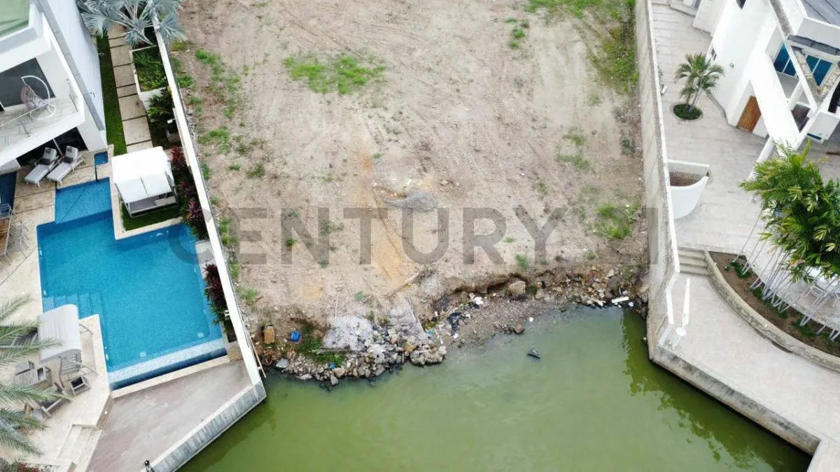 Parcela con canal en venta en el CR Las Villas en Lecheria - 2