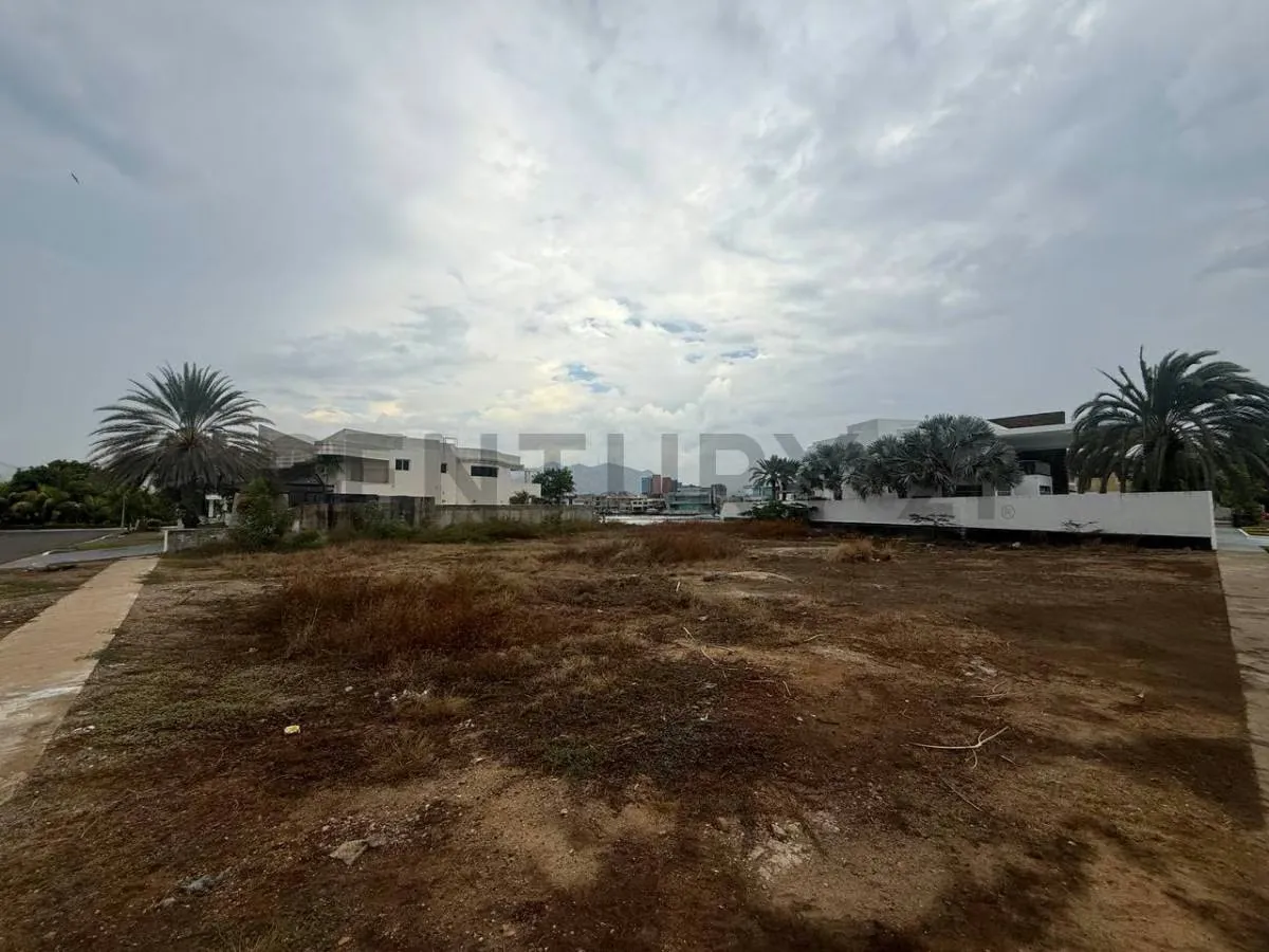 Parcela con canal en venta en el CR Las Villas en Lecheria - 9