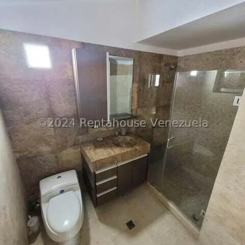Casa (Multipes Niveles) en Alquiler en Cumbres de Curumo, Distrito Metropolitano - 17