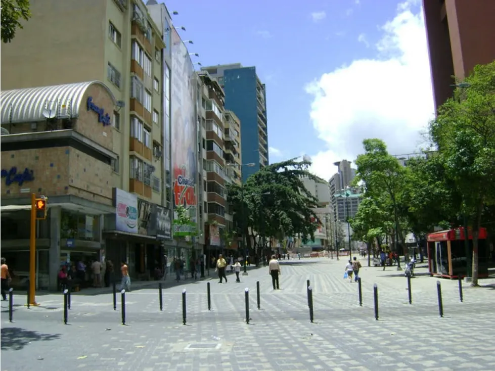 AMPLIA OFICINA EN VENTA BOULEVARD DE SABANA GRANDE 112M2