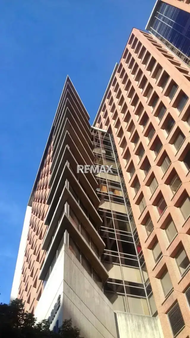 Ubicación Estratégica y Confort Corporativo: Oficina Amoblada de 363,37 m² en Torre Provincial Chacao