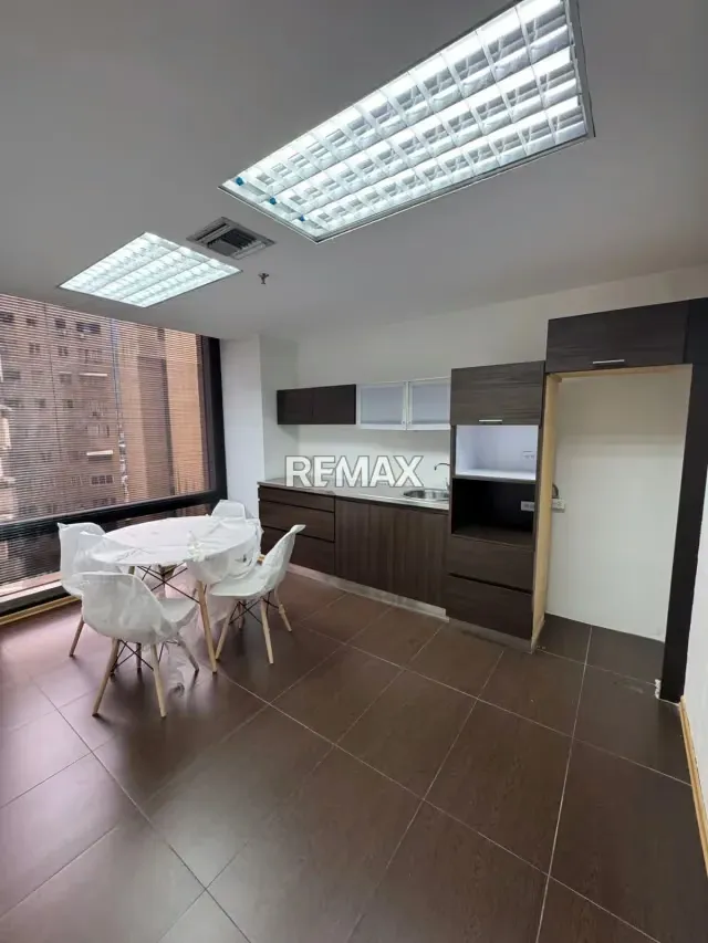 Ubicación Estratégica y Confort Corporativo: Oficina Amoblada de 363,37 m² en Torre Provincial Chacao - 5