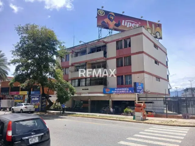 En Venta Amplio Apartamento en Plena Avenida Lara Diagonal al Club El Country de Barquisimeto - 2