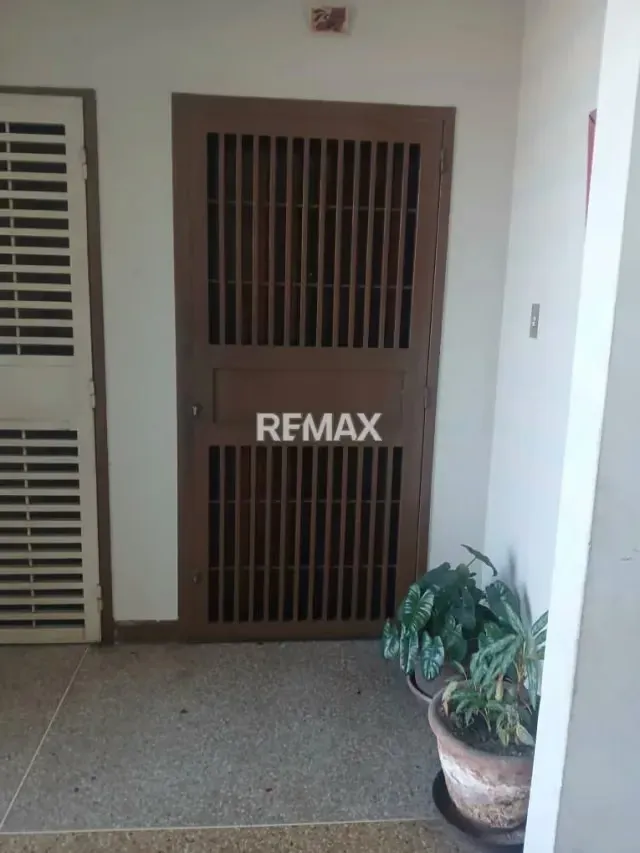 En Venta Amplio Apartamento en Plena Avenida Lara Diagonal al Club El Country de Barquisimeto - 3