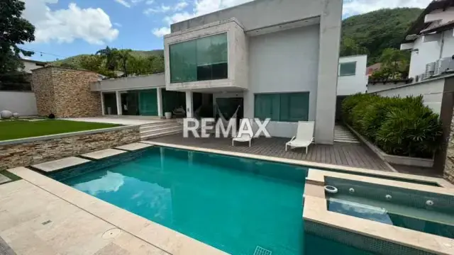 EXCLUSIVA QUINTA PREMIUM EN VENTA | EN CONJUNTO CERRADO CON ACCESO CONTROLADO | URB. LA VIÑA, COCINA EQUIPADA | POZO Y PLANTA 100%.