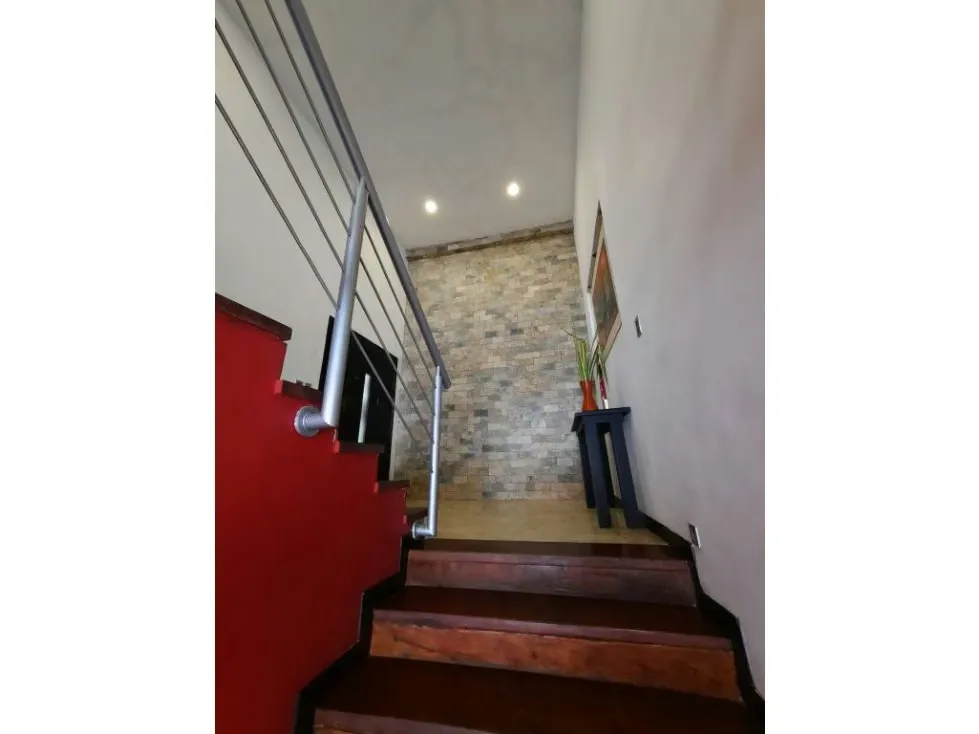 Casa en Venta En Colinas de La Lagunita 5H/ 5B/ 8P - 18