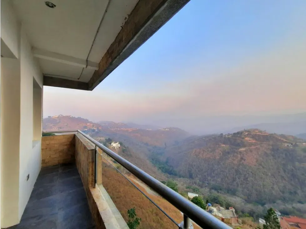Casa en Venta En Colinas de La Lagunita 5H/ 5B/ 8P - 26