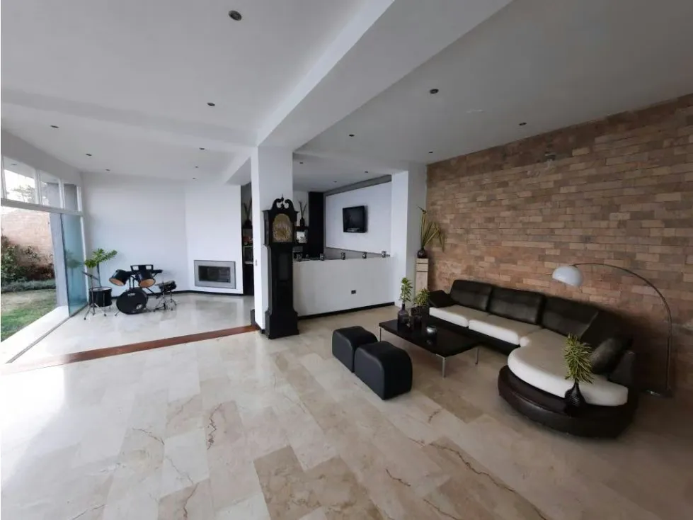 Casa en Venta En Colinas de La Lagunita 5H/ 5B/ 8P - 10