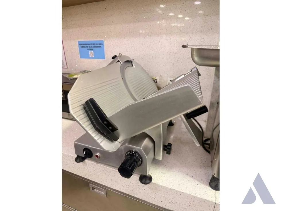 Vendo/alquilo fondo de comercio 120m2 Los Símbolos 4845 - 22