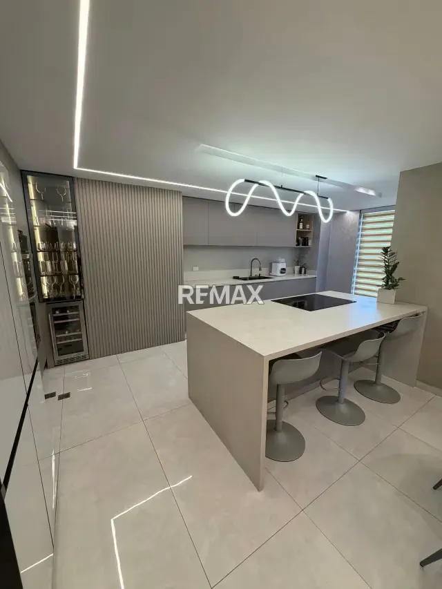EN VENTA APARTAMENTO EN RES. ICEBERG - 2