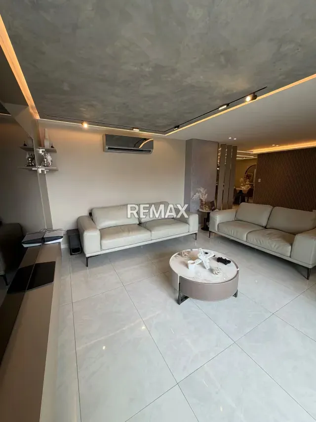 EN VENTA APARTAMENTO EN RES. ICEBERG - 7