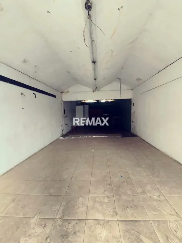 VENDO LOCAL EN C.C. COMERCIAL INDUSTRIAL DEL ESTE - 11