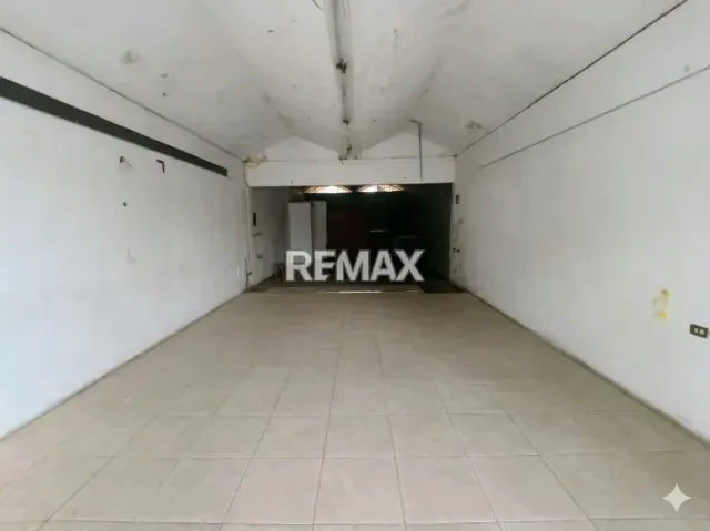 VENDO LOCAL EN C.C. COMERCIAL INDUSTRIAL DEL ESTE - 8
