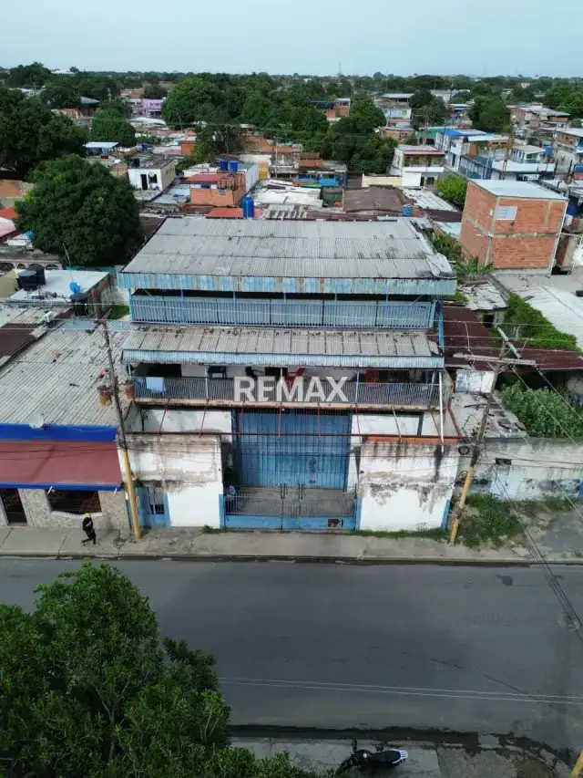Galpón comercial con apartamento en venta Av. 99 Santa Rosa Valencia Carabobo