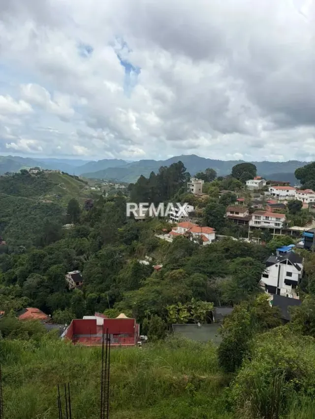¡OPORTUNIDAD ÚNICA EN LA LAGUNITA! Local Comercial con Vistas Espectaculares y Potencial Residencial