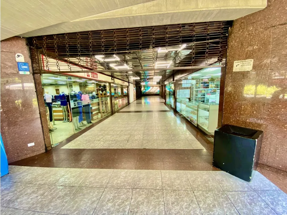 LOCAL EN CENTRO COMERCIAL LA URBINA 134 M2, 2 BAÑOS Y 1 P/E - 2