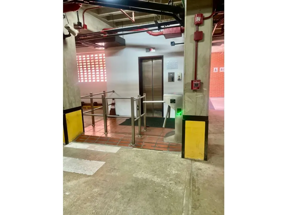Vendo edificio 4136m2 Las Mercedes 0420 - 23