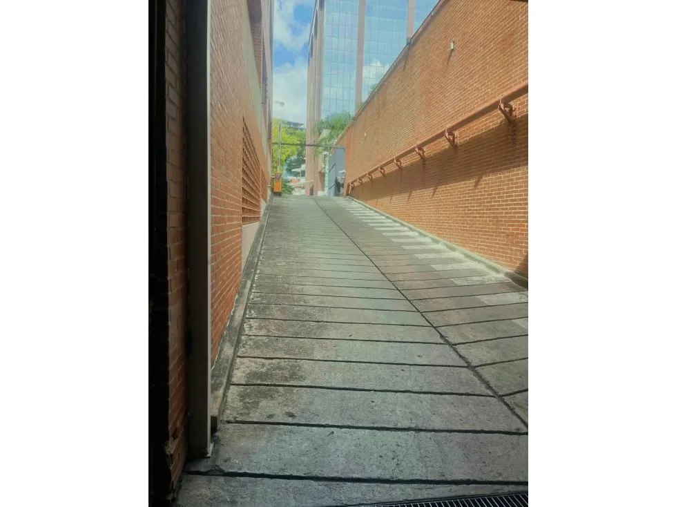 Vendo edificio 4136m2 Las Mercedes 0420 - 24