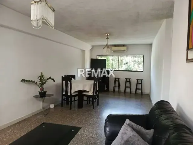 SE VENDE COMODO APARTAMENTO EN LAS MERCEDES - 2