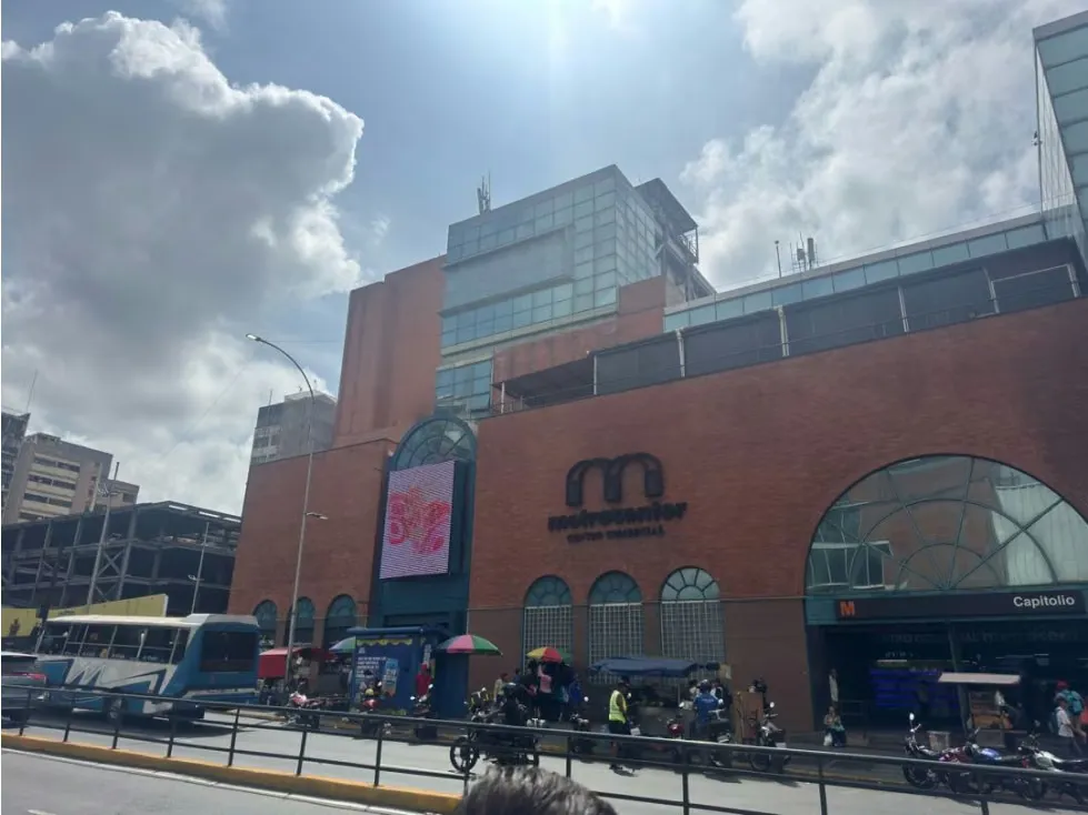 VENDO LOCAL 1090m2 3B AV,BARALT
